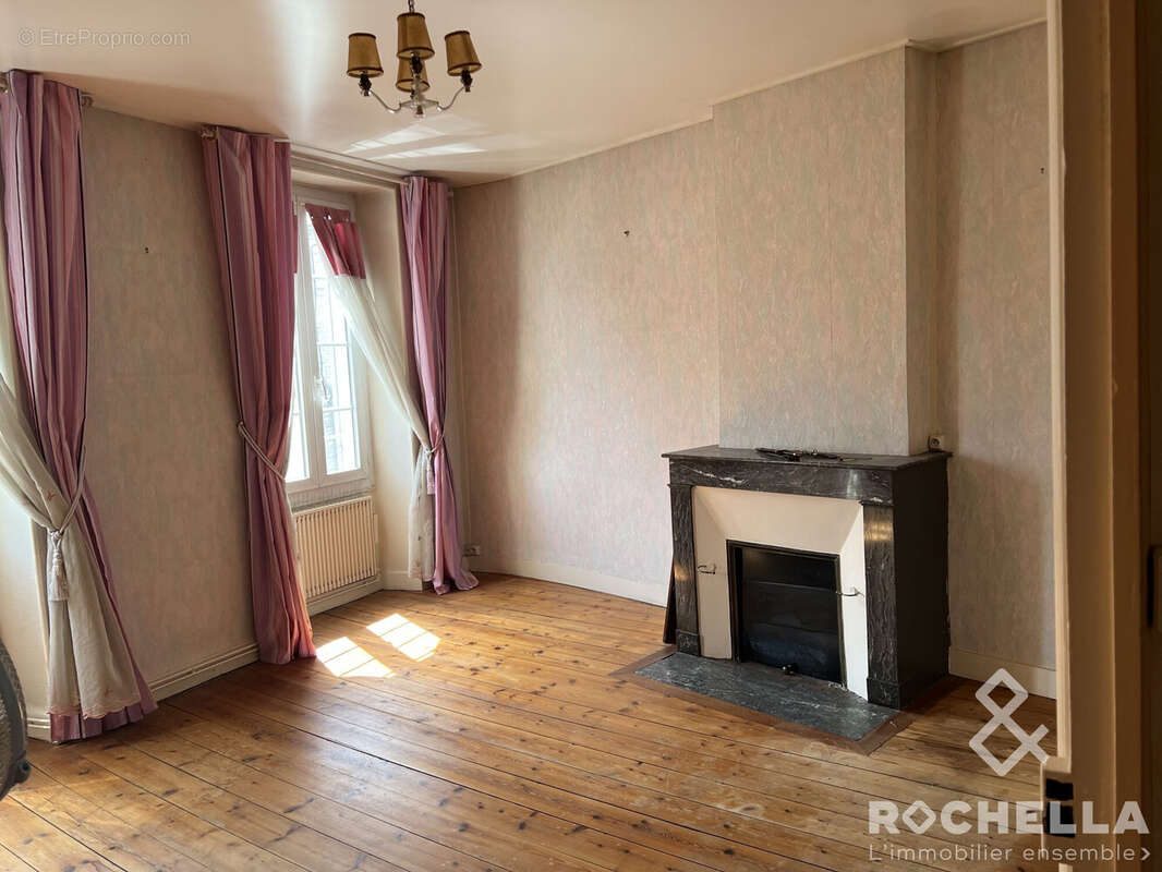 Maison à SAINT-JEAN-D'ANGELY