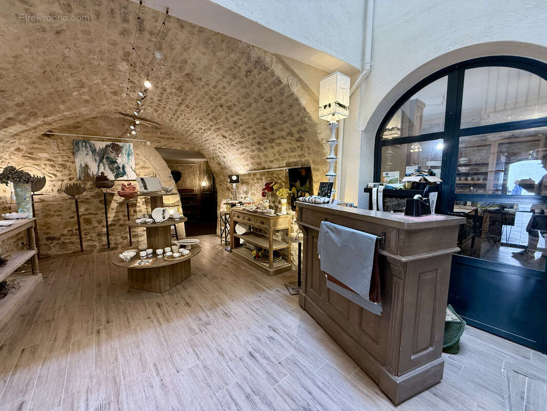 Commerce à VENASQUE