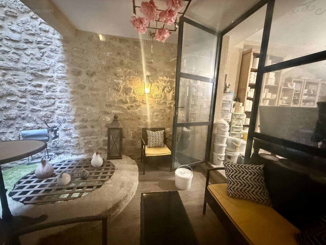 Commerce à VENASQUE