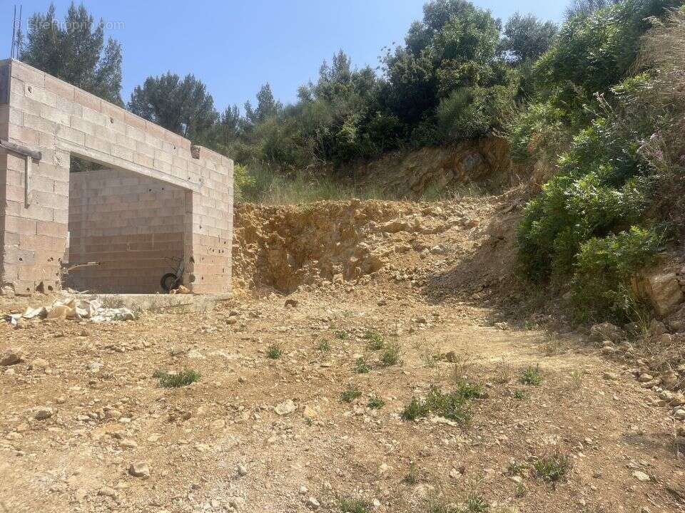 Terrain à LE REVEST-LES-EAUX