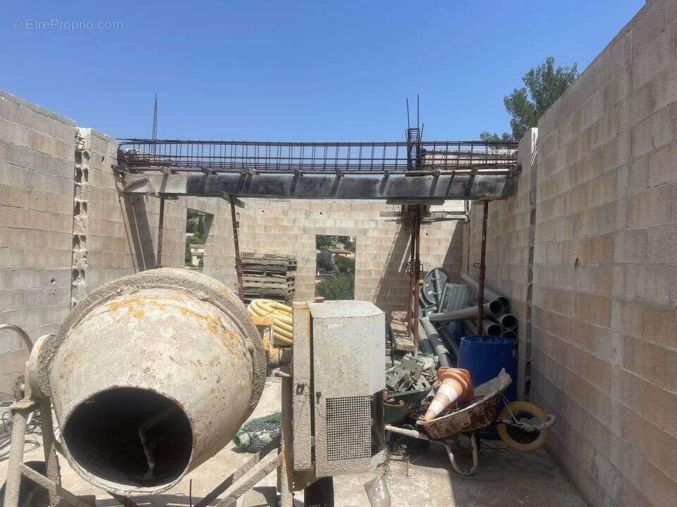 Terrain à LE REVEST-LES-EAUX