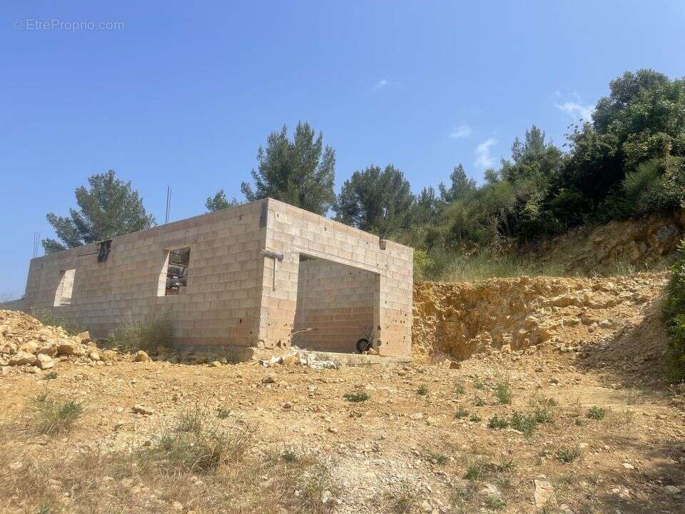 Terrain à LE REVEST-LES-EAUX
