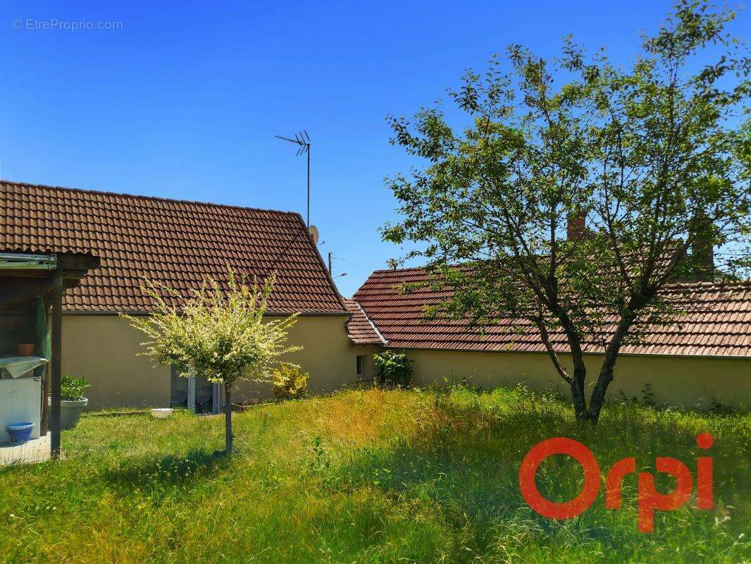 Maison à LURCY-LEVIS