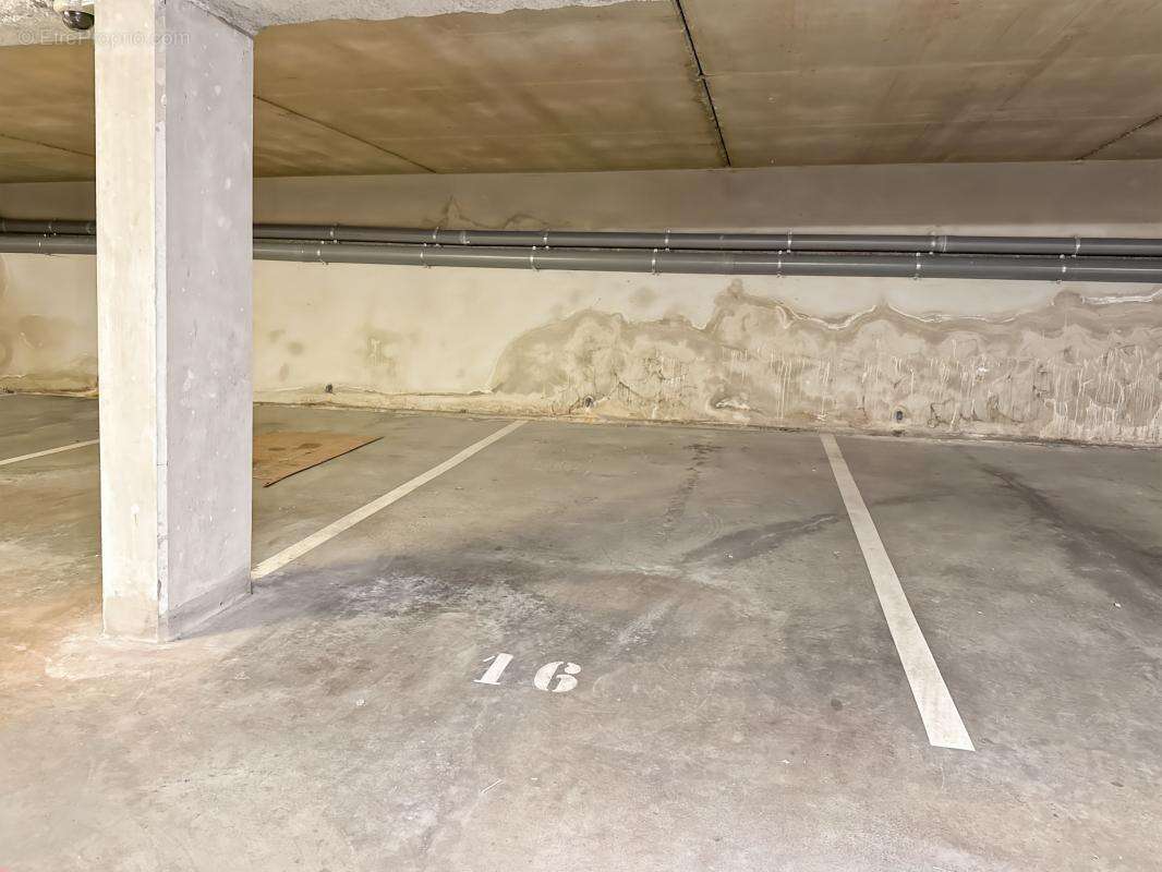 Parking à FLEURY-LES-AUBRAIS