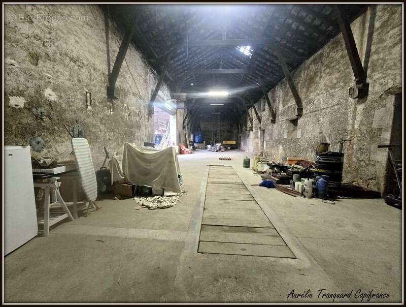 Commerce à SAINT-JEAN-D&#039;ANGELY