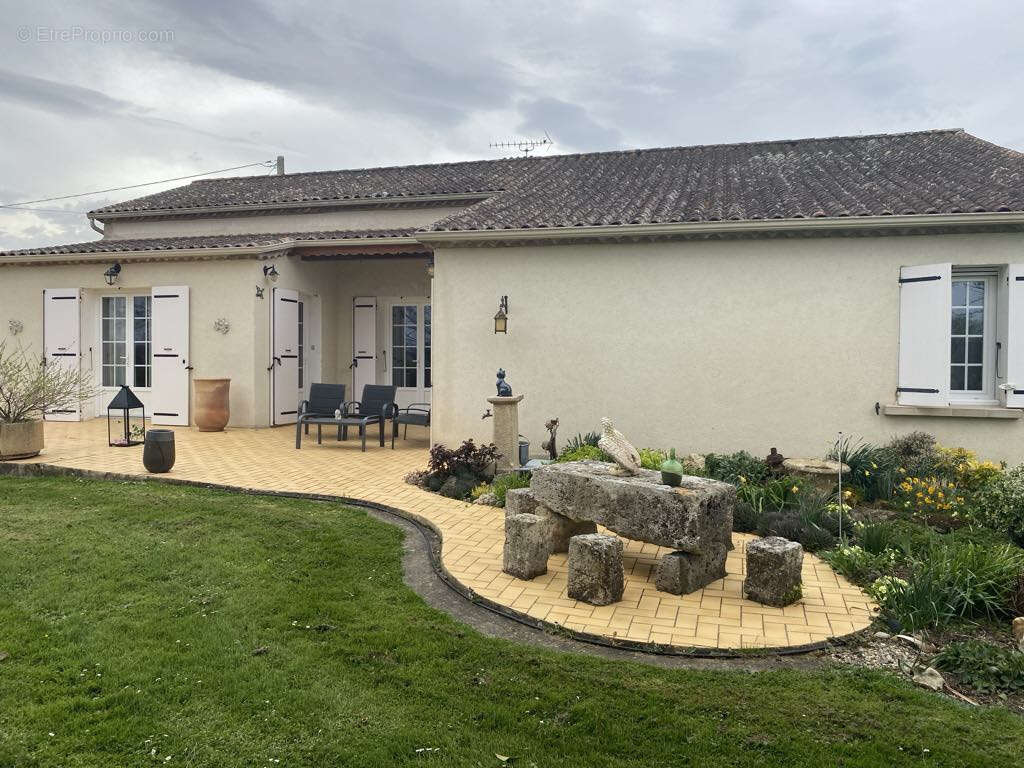 Maison à MONCRABEAU