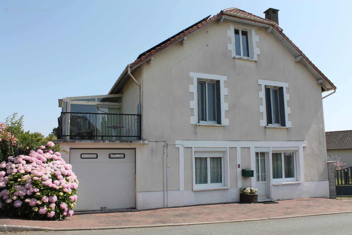 Maison à SAINT-PRIEST-LES-FOUGERES