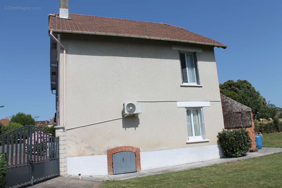 Maison à SAINT-PRIEST-LES-FOUGERES