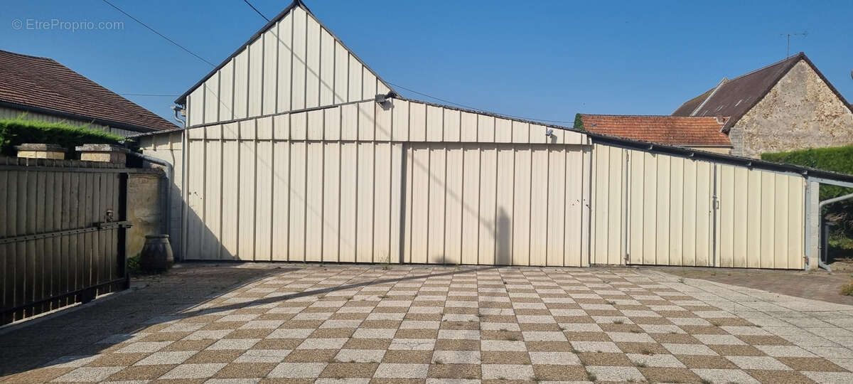 Maison à LA CELLE-SOUS-CHANTEMERLE