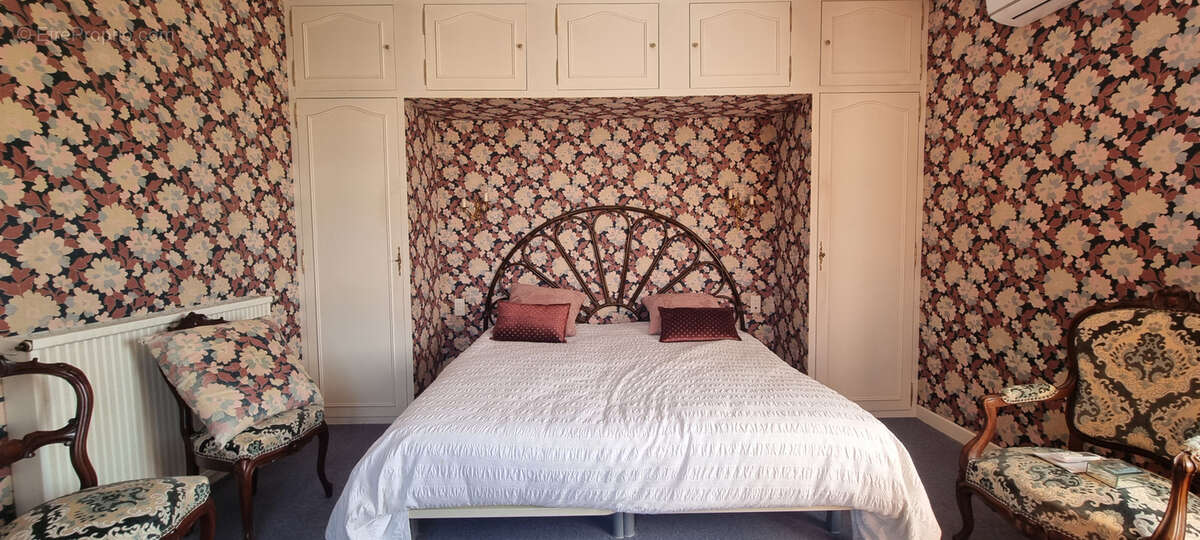 Maison à LA CELLE-SOUS-CHANTEMERLE