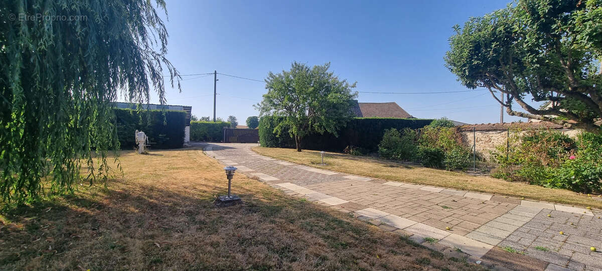 Maison à LA CELLE-SOUS-CHANTEMERLE