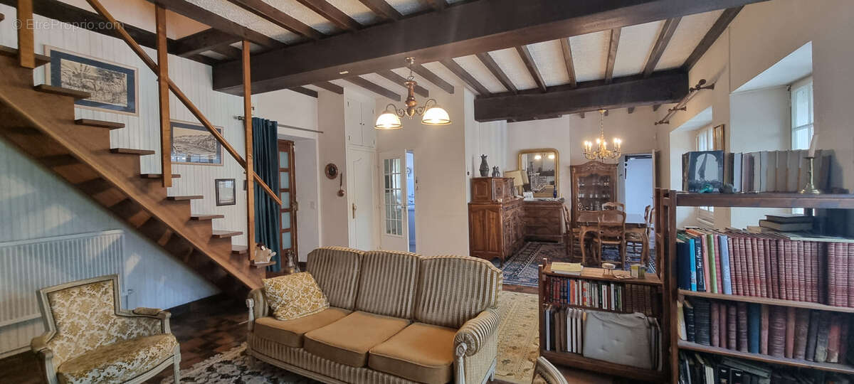 Maison à LA CELLE-SOUS-CHANTEMERLE