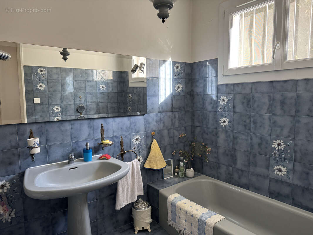 Maison à LE REVEST-LES-EAUX