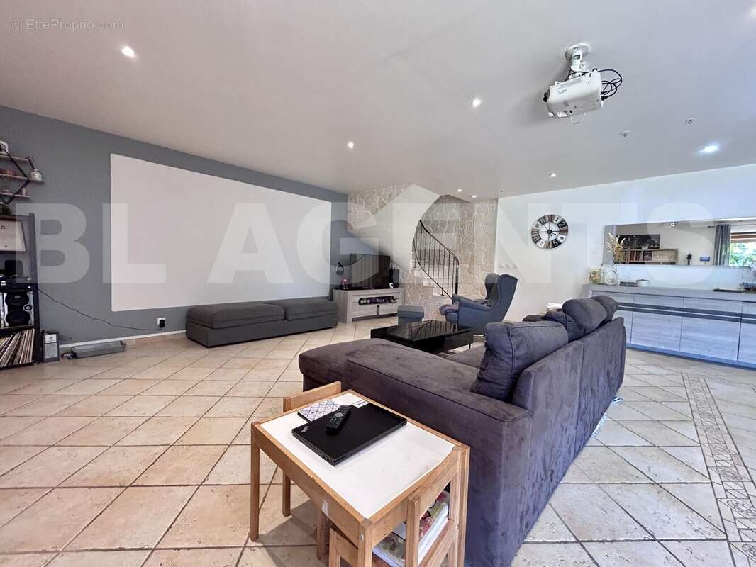 image00009 - Maison à COULOMMIERS