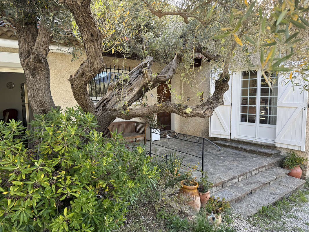 Maison à LE REVEST-LES-EAUX