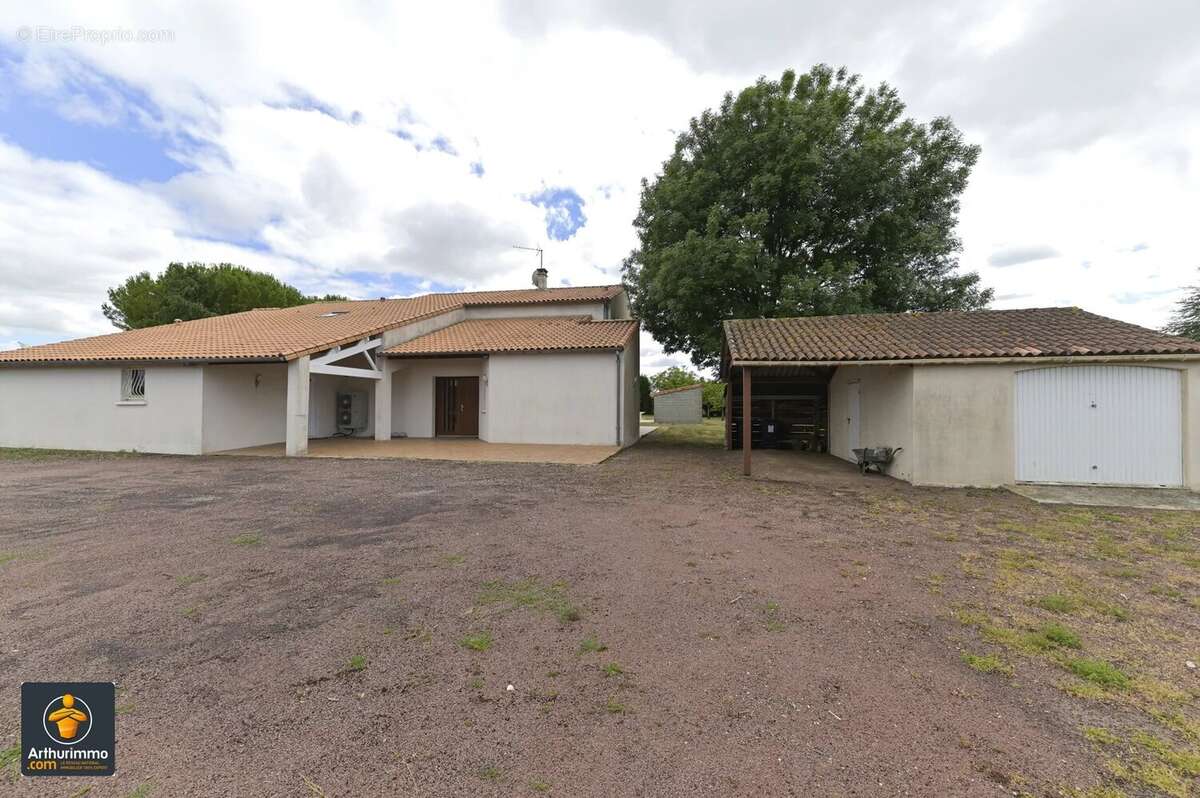 Maison à LA FOYE-MONJAULT