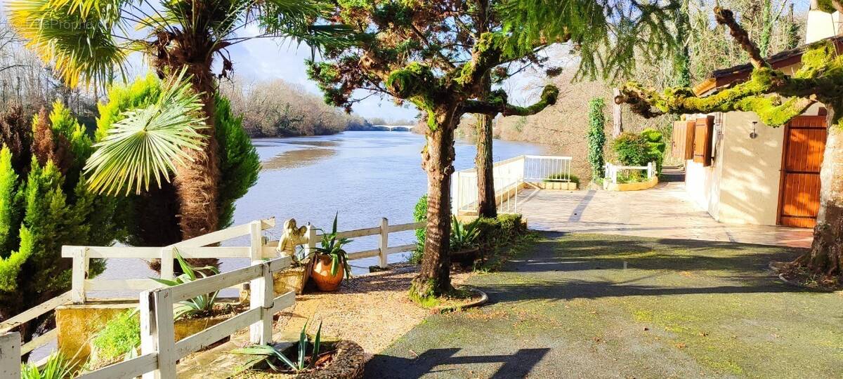 Maison à SAINT-CAPRAISE-DE-LALINDE