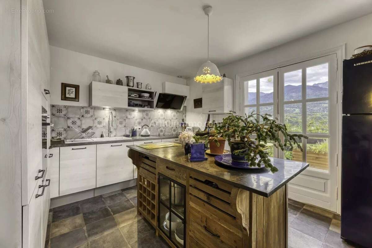 Maison à LA CROIX-DE-LA-ROCHETTE