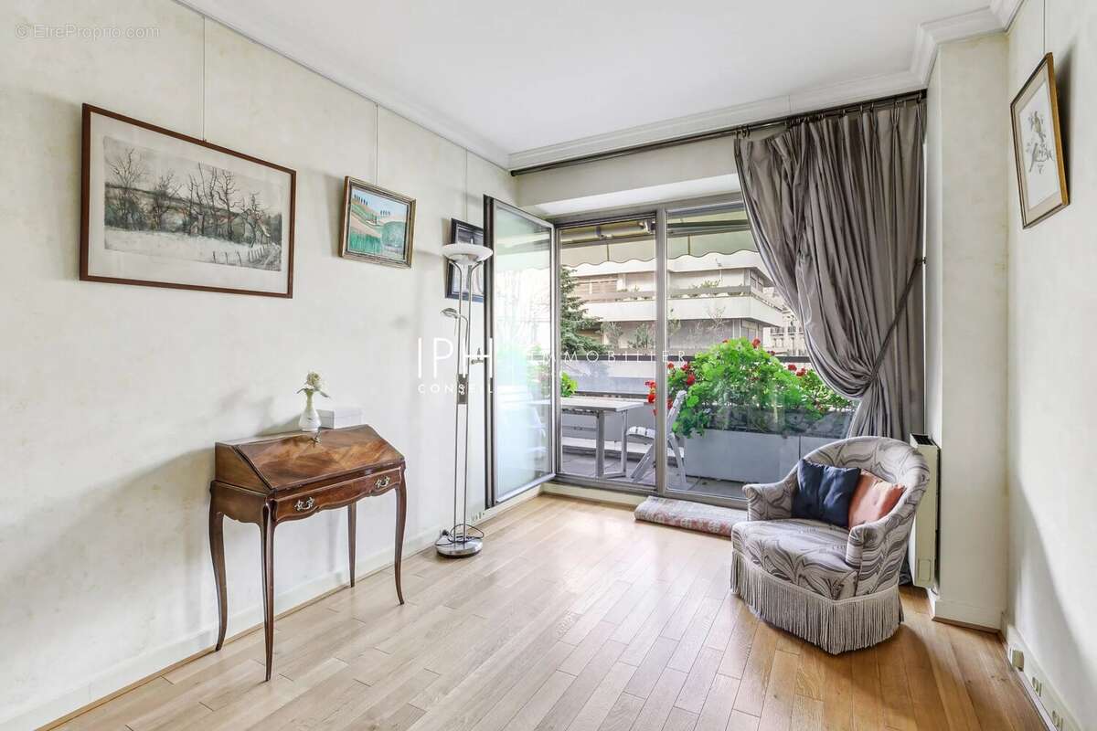 Appartement à PARIS-16E
