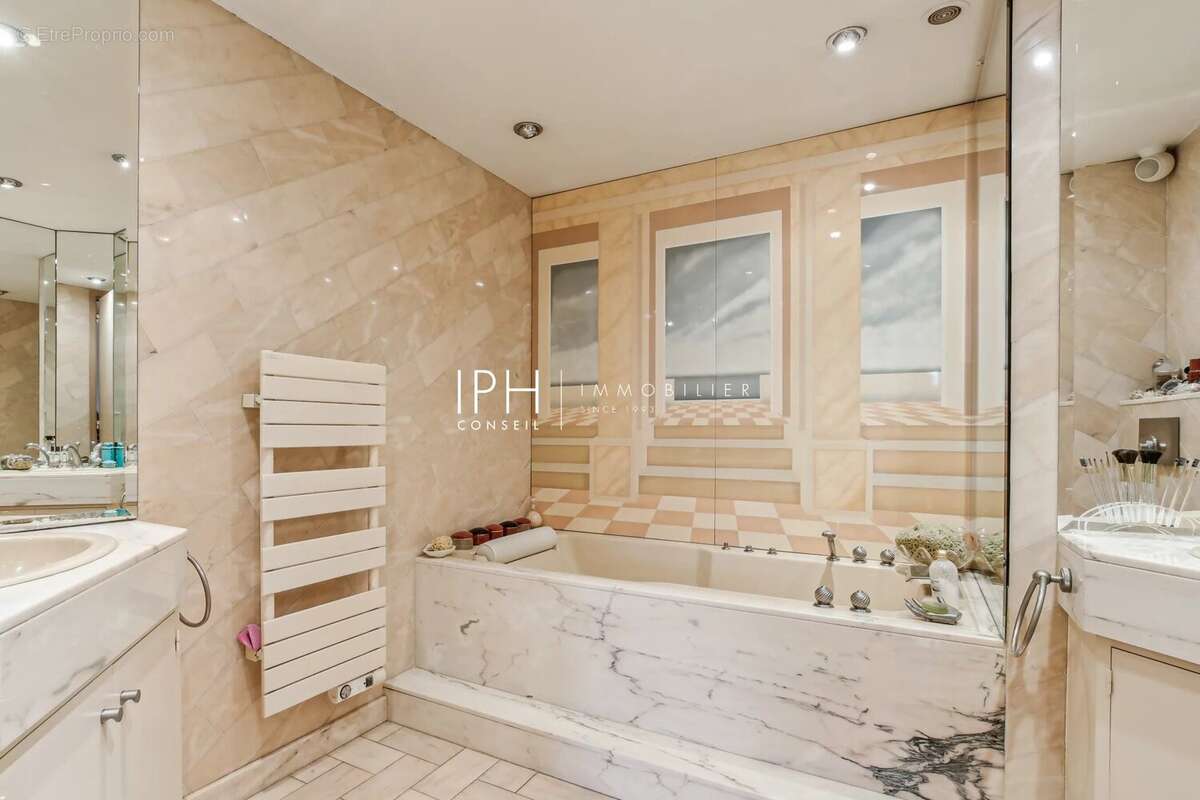 Appartement à PARIS-16E