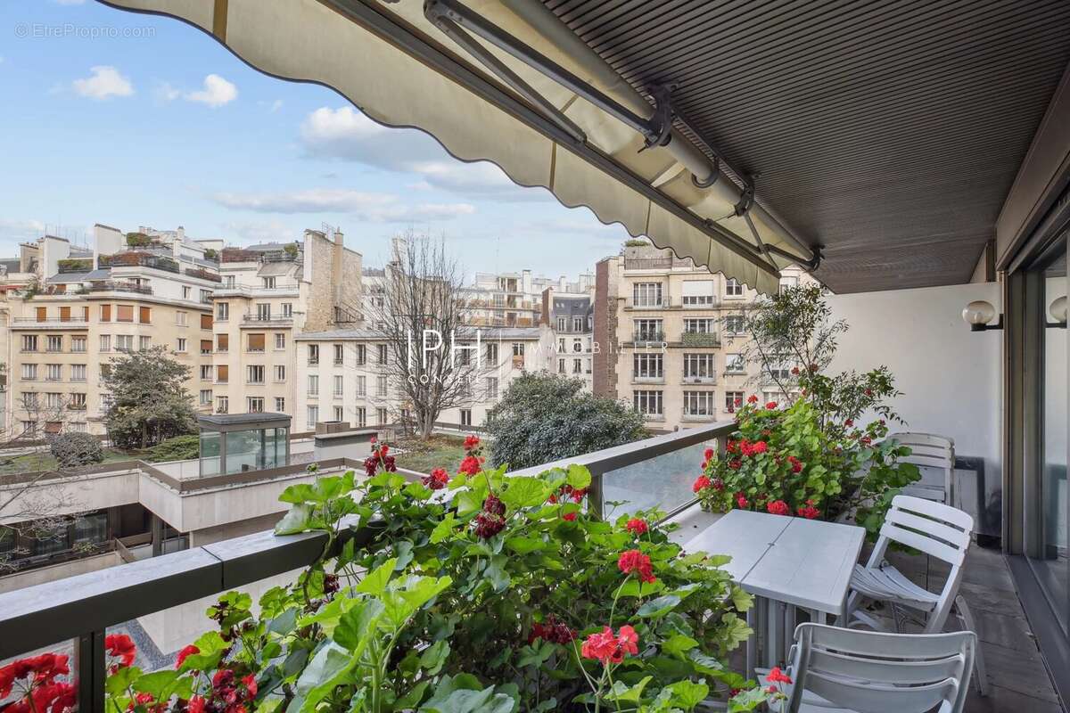 Appartement à PARIS-16E