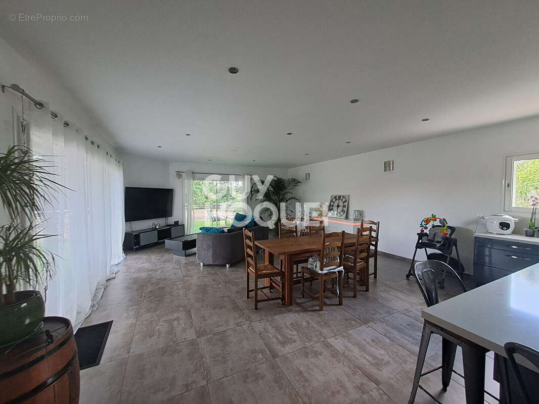 Maison à SAINT-MARCEL-DE-CAREIRET