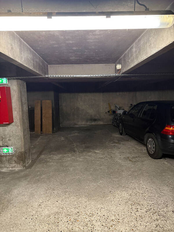 Parking à PARIS-11E