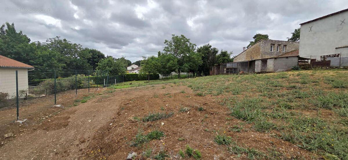 Terrain à LA CRECHE