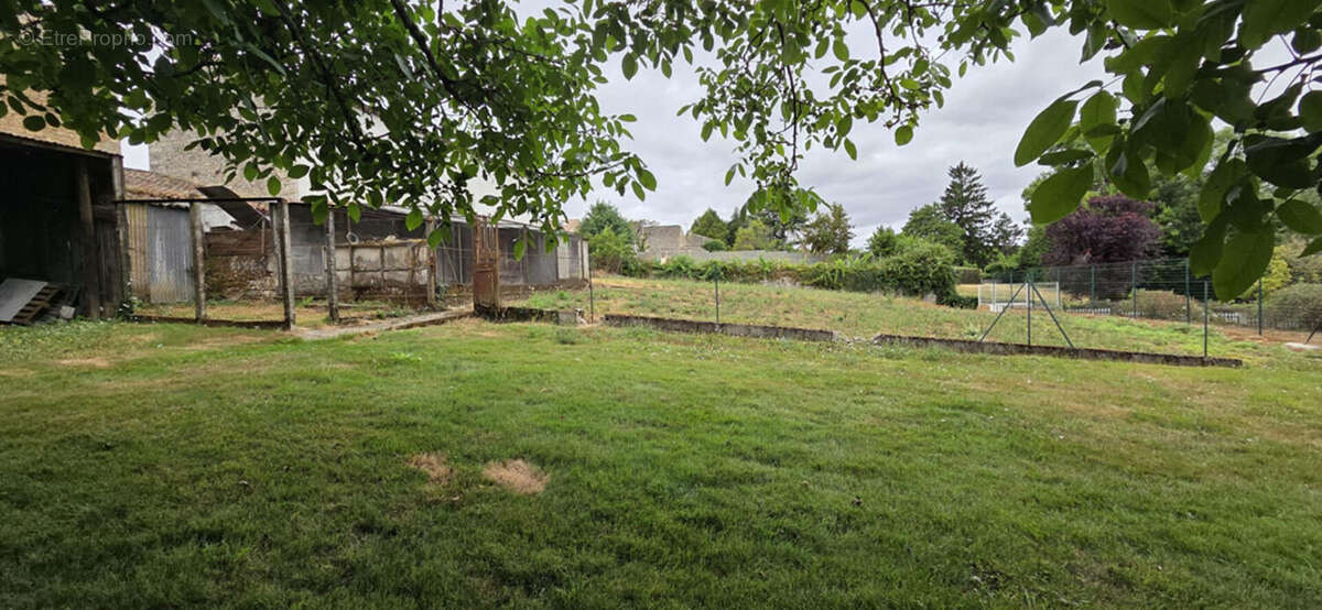 Terrain à LA CRECHE