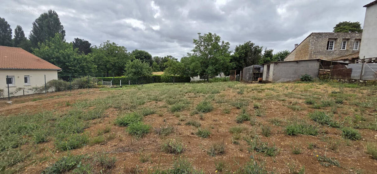 Terrain à LA CRECHE