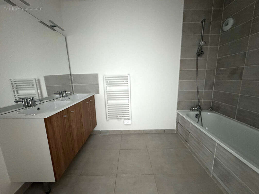 Appartement à PINS-JUSTARET