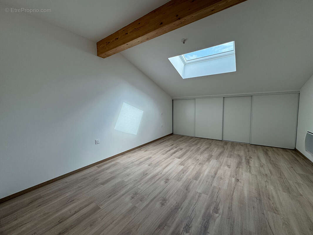 Appartement à PINS-JUSTARET