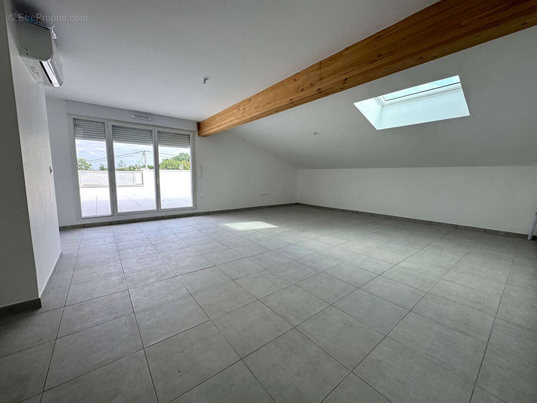 Appartement à PINS-JUSTARET