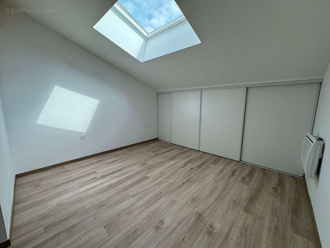 Appartement à PINS-JUSTARET