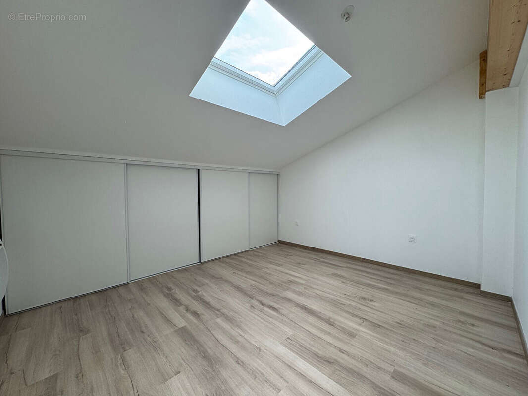 Appartement à PINS-JUSTARET