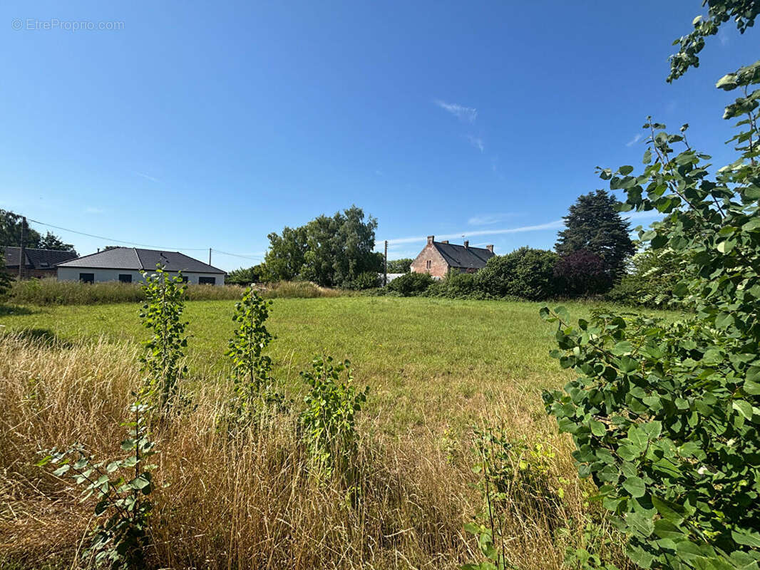 Terrain à TOULIS-ET-ATTENCOURT