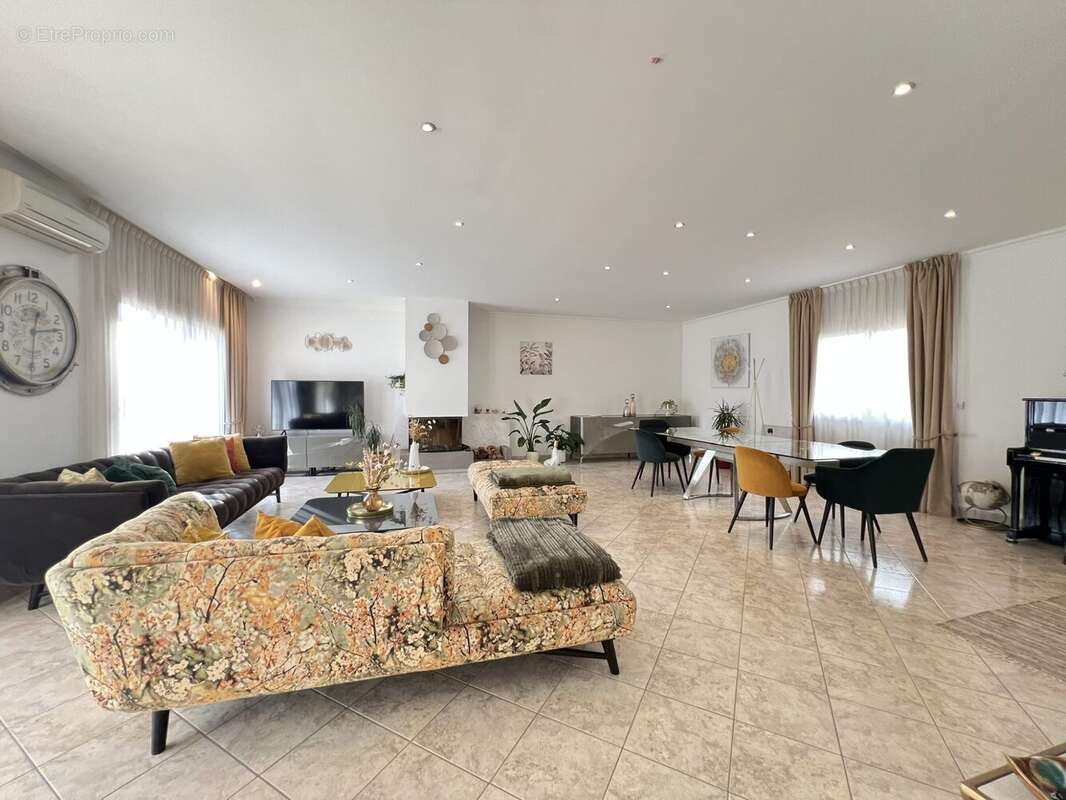 Maison à SAINT-PRIEST-EN-JAREZ