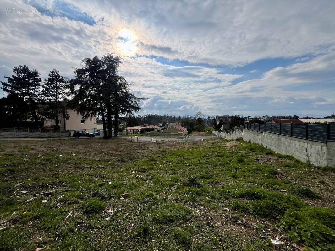 Terrain à SAINT-JUST-SAINT-RAMBERT