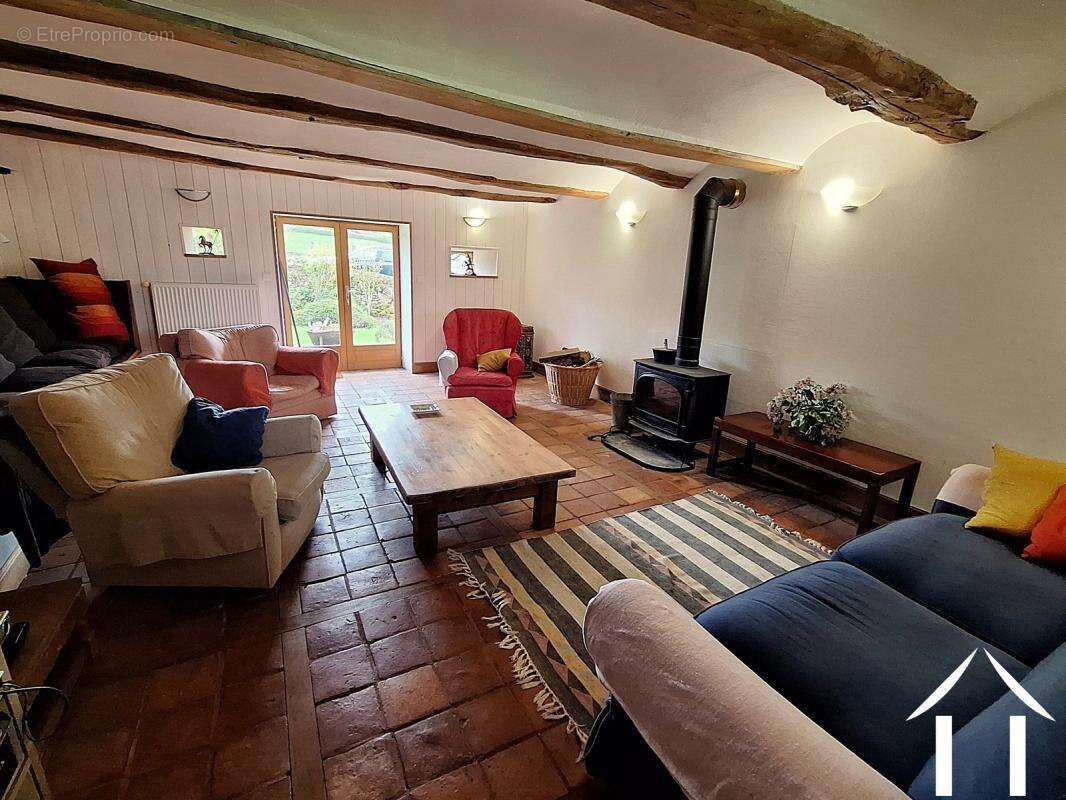 Maison à MONTMELARD