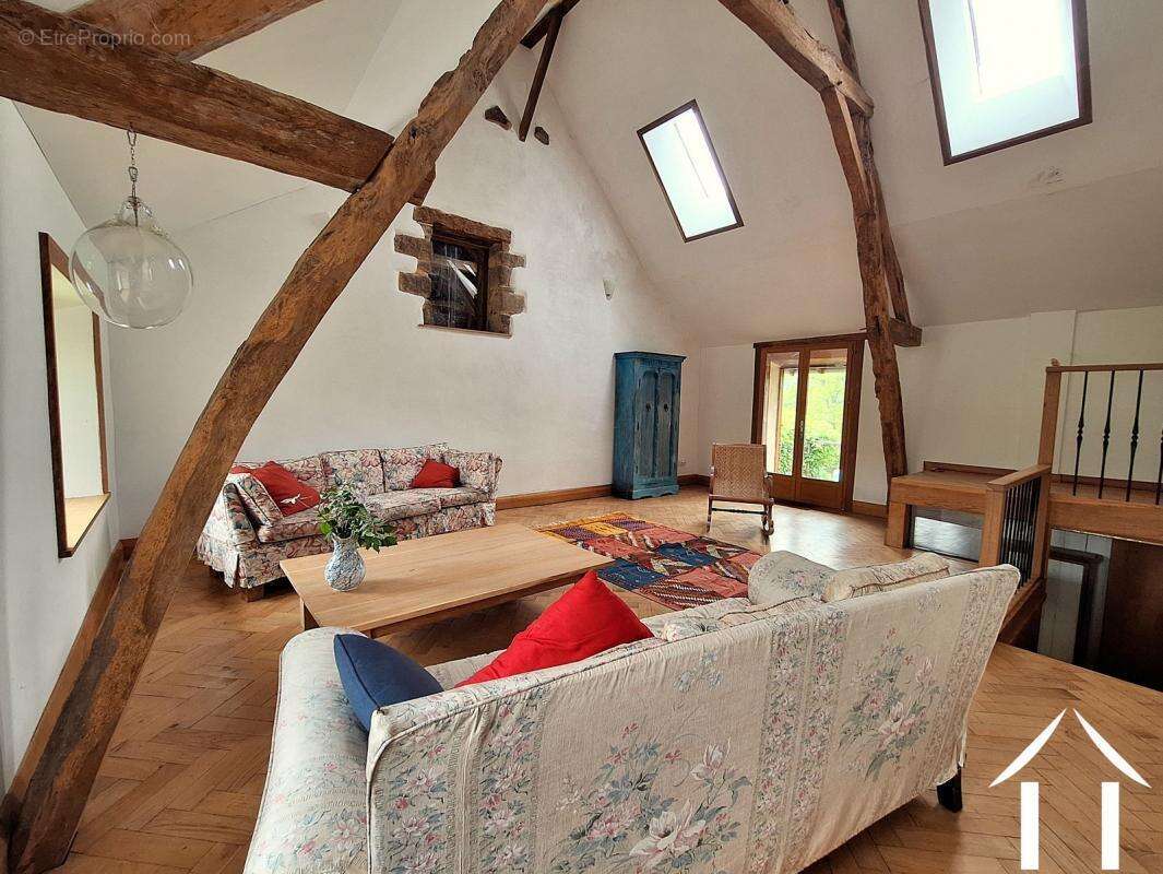 Maison à MONTMELARD