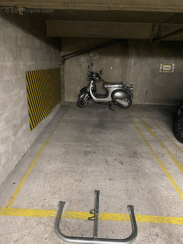 Parking à PARIS-16E