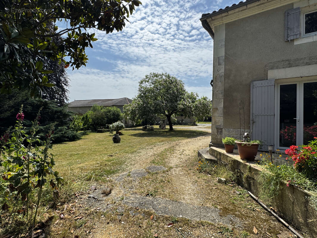 Maison à BAIGNES-SAINTE-RADEGONDE