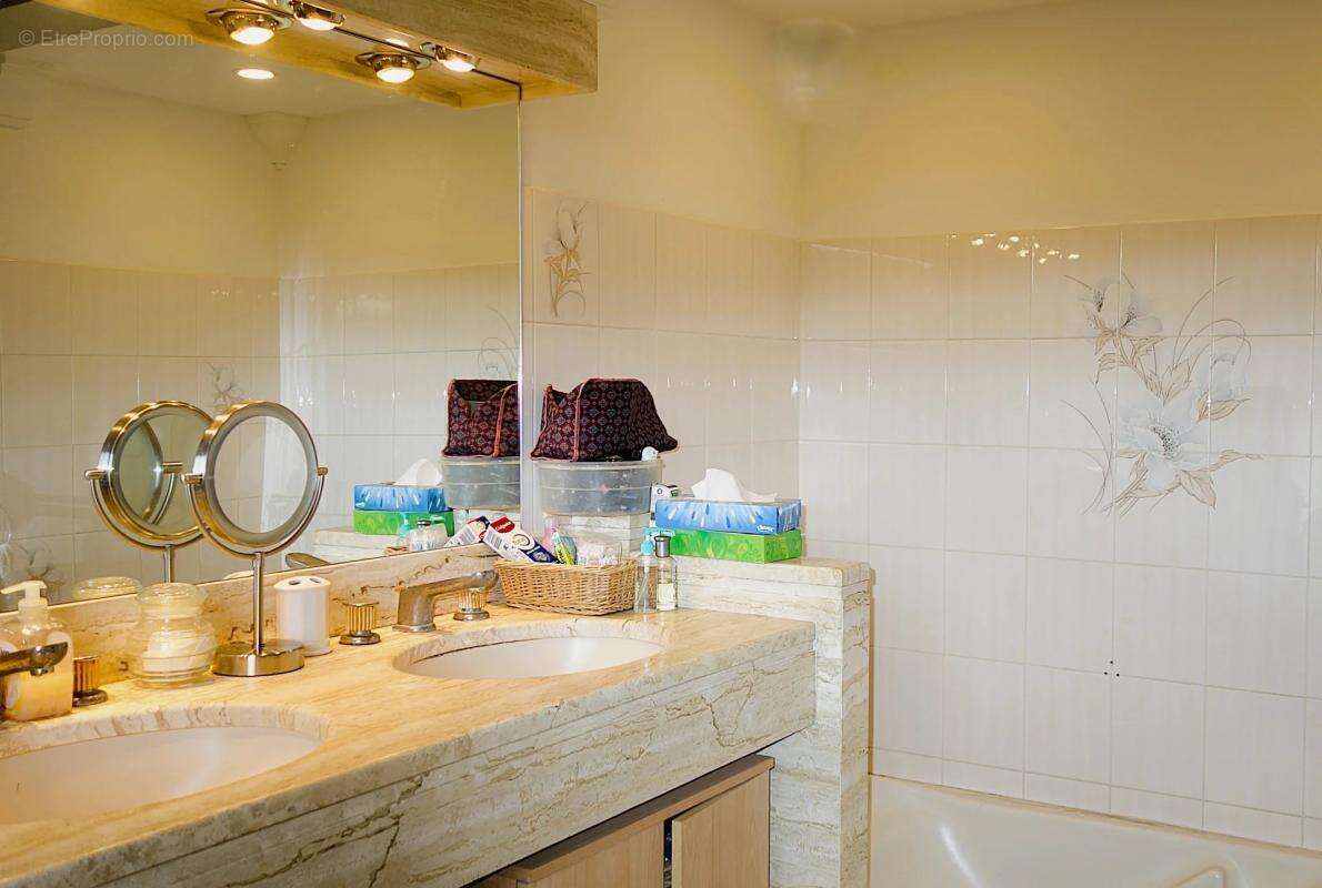 Maison à ENTRECHAUX