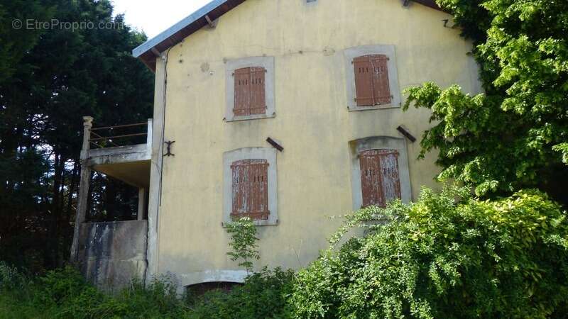 Maison à LES ESSARDS-TAIGNEVAUX