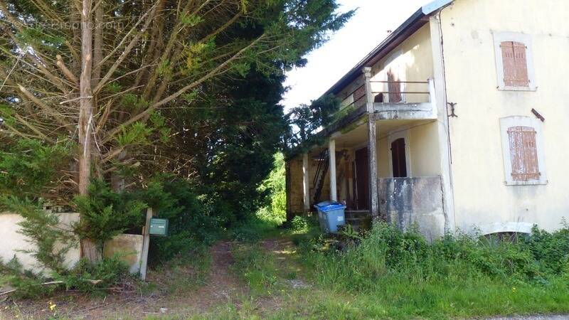 Maison à LES ESSARDS-TAIGNEVAUX