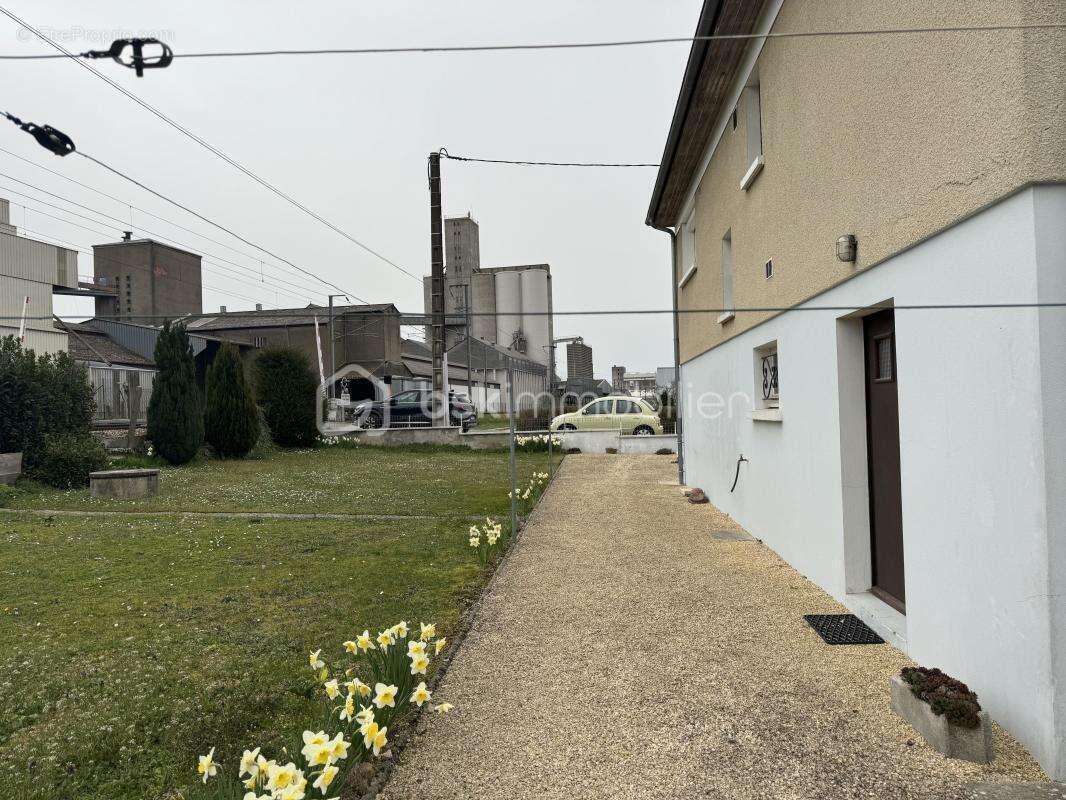 Maison à MOULINS-SUR-YEVRE