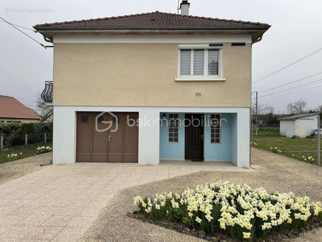 Maison à MOULINS-SUR-YEVRE