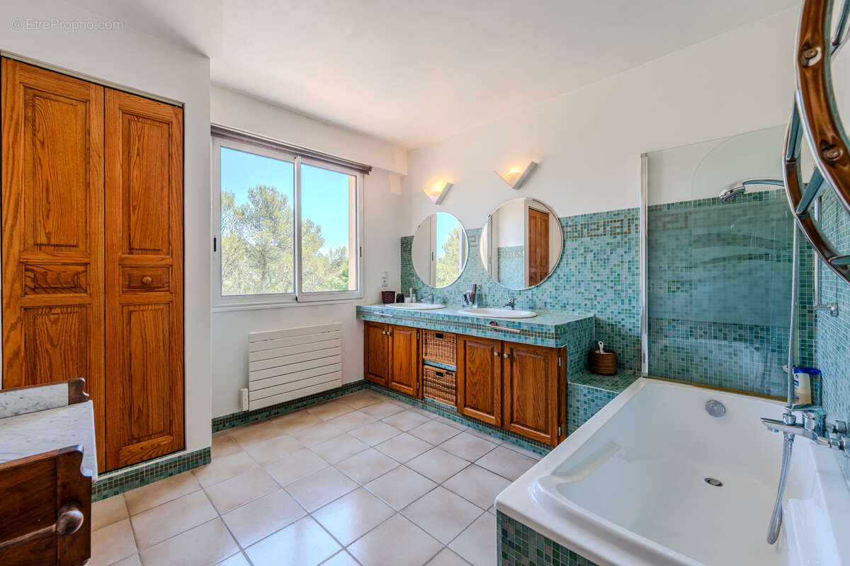 Maison à SAINT-CLEMENT-DE-RIVIERE