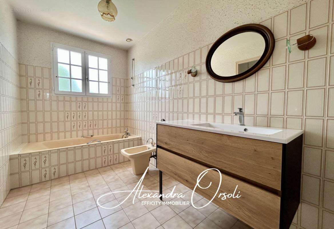 Maison à BEAULIEU-SOUS-LA-ROCHE