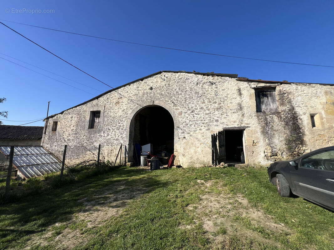Parking à NAUJAN-ET-POSTIAC
